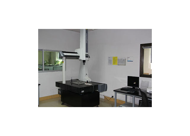 工程師審圖排除問題，先進（jìn）檢測設備保證品質