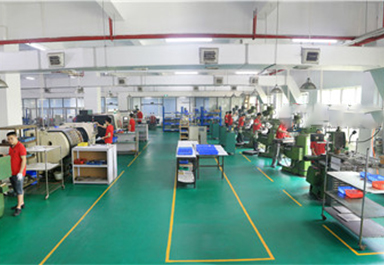 6台銑床，3台自動攻牙機（jī）,1台噴砂機 