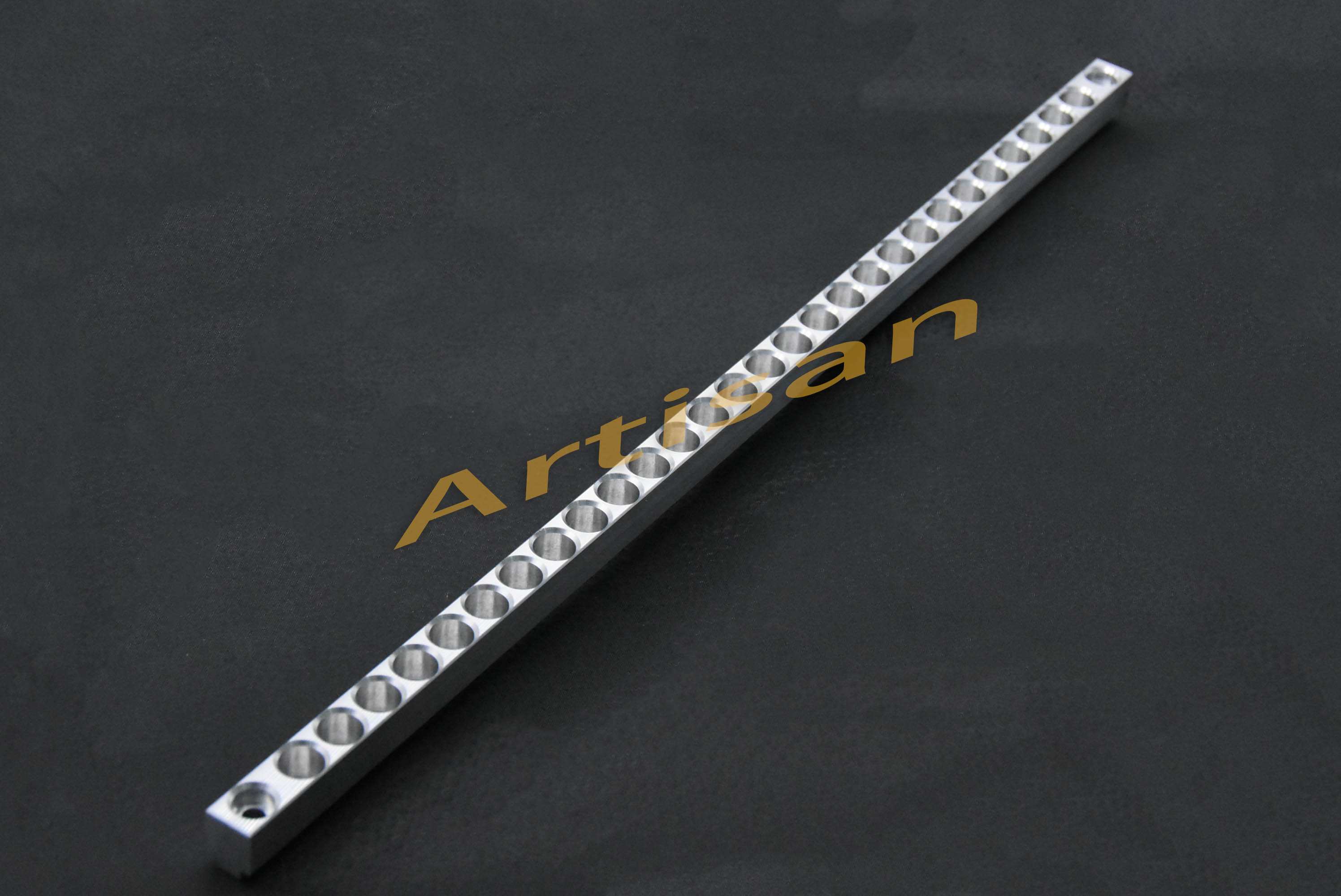 <strong>電子類精密加工：定位孔（kǒng）板</strong>